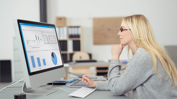 dame werkend met Axxerion